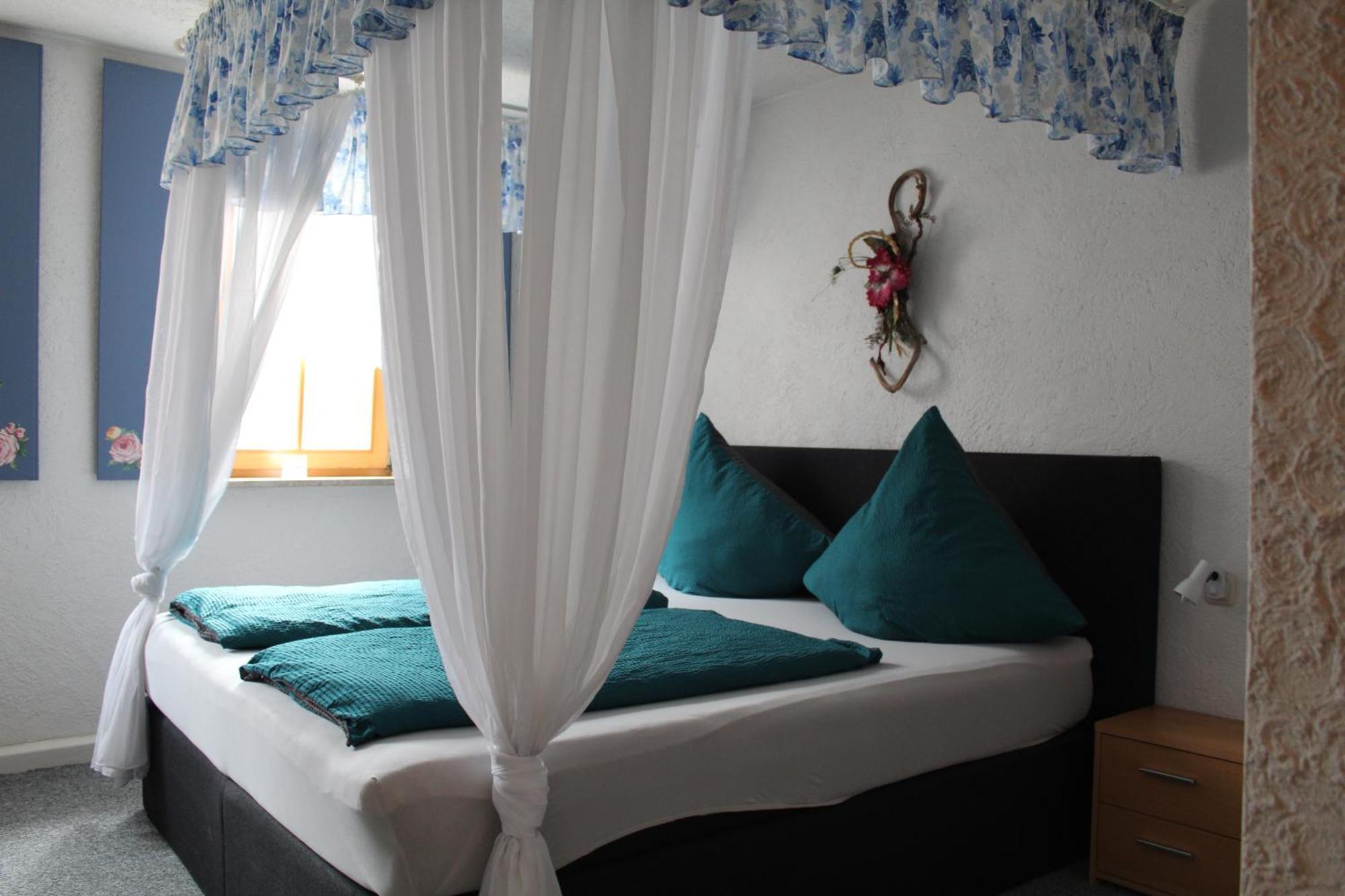 Gasthof & Pension "Schwarzer Adler" Masserberg Ngoại thất bức ảnh